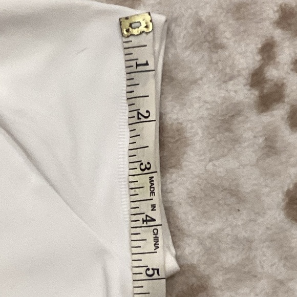 Aritzia White Scooped-neck Fitted T-Shirt, Size Small - Picture 15 of 16